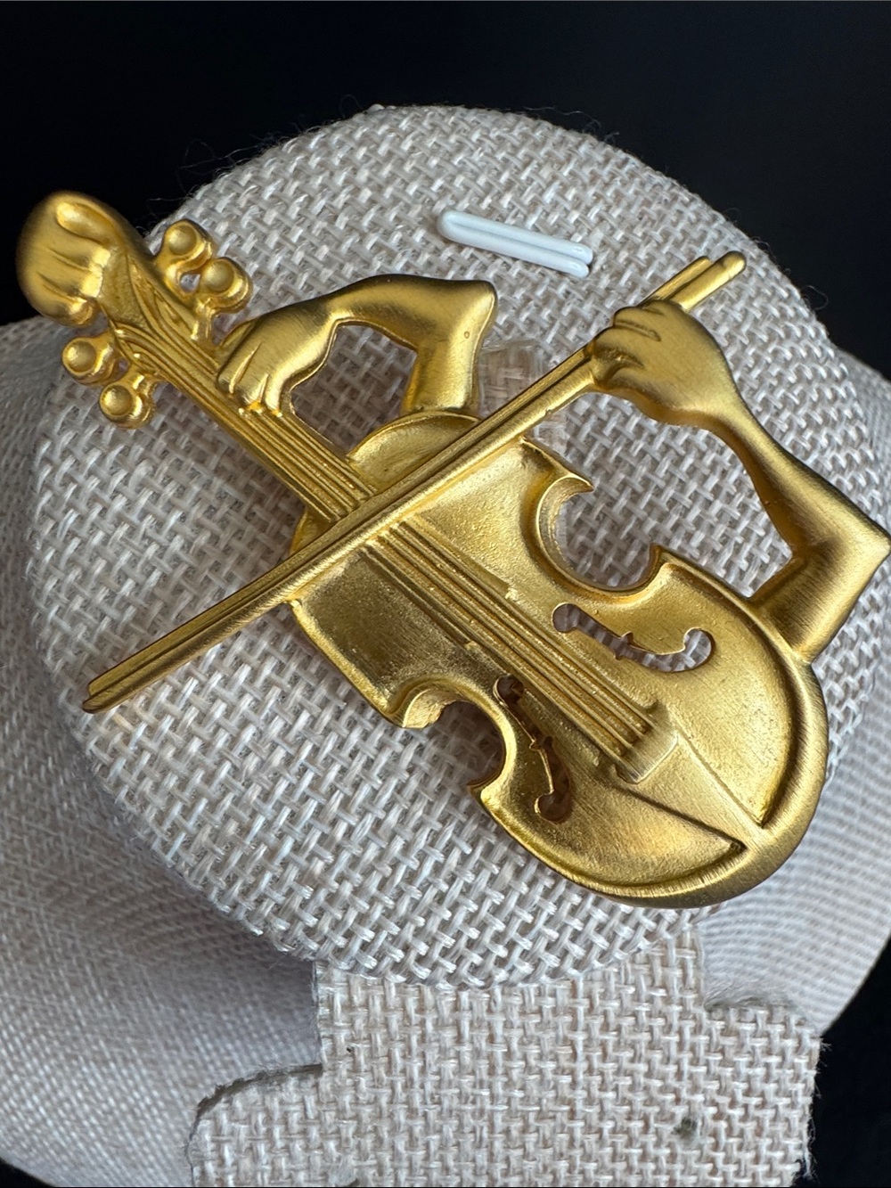 Jonette Jewerly Co (JJ) Gold Tone Stylized Violin Brooch